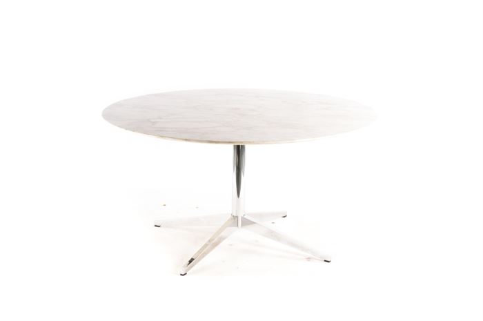 Florence Knoll Round Marble Table: A vintage Florence Knoll round marble dining table. This table features a white with grey and gold hue veining marble top. The top rests on a chrome pedestal base with cylindrical column supported by four tapering splay legs ending in pad feet.