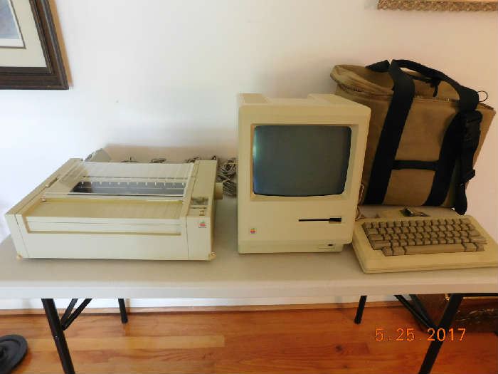 First Production MacIntosh Computer .with accessories. In working condition.