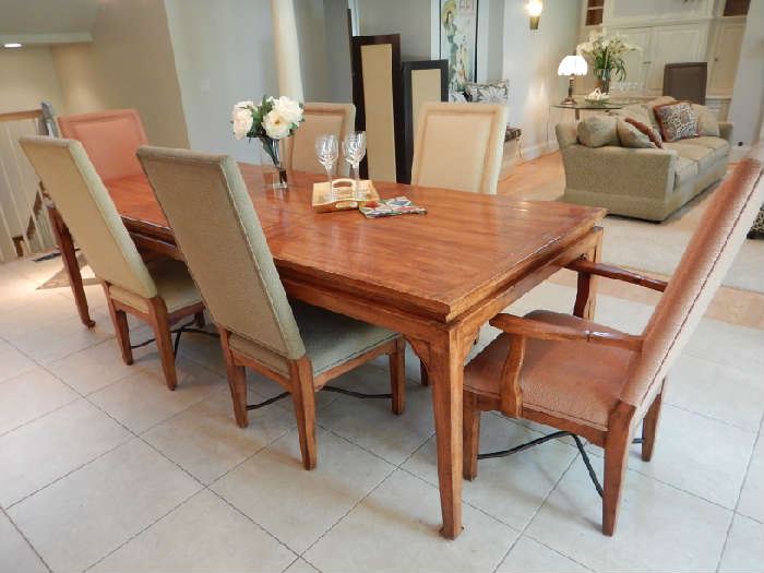 HUNT CLUB TABLE WITH 2 LEAVES (1 AS SHOWN) AND UPHOLSTERED DINING CHAIRS