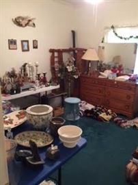 Full size bedroom suite and household decorations