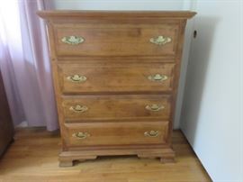 Lovely oak wood chest of drawers.