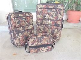Three piece fabric with zippers luggage on wheels, in very good condition!
