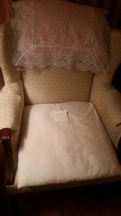 LIVING ROOM CHAIR EXCELLENT CONDITION
