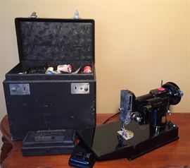 Singer Featherwieght Sewing Machine in Case, AG877885 (1946)