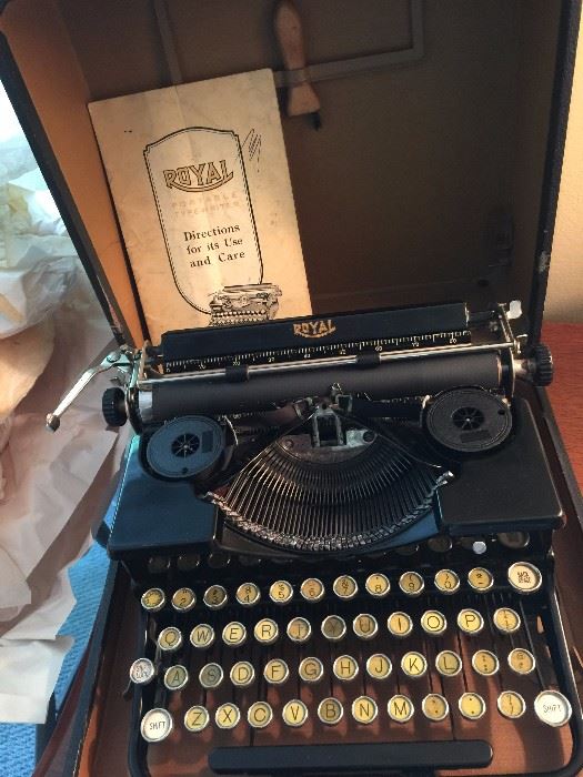 Vintage Royal typwriter