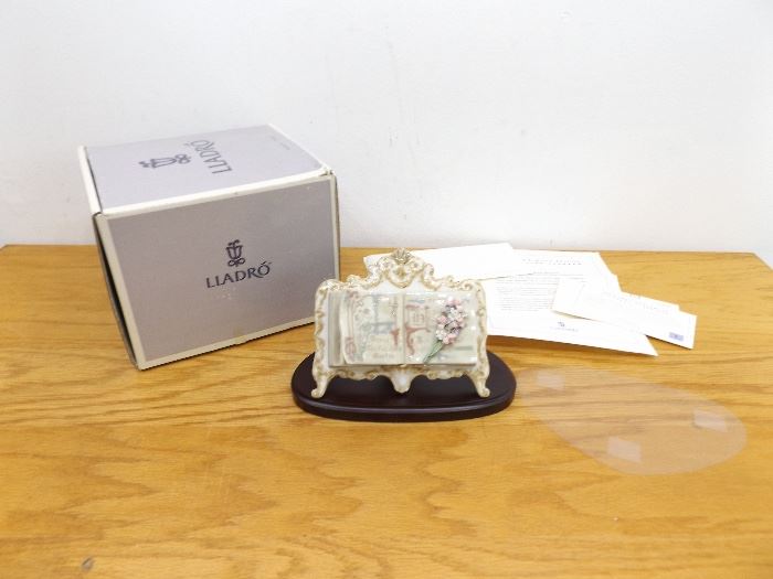 Signed LLADRO #01819 "Words of Love" Figurine with Original Box
