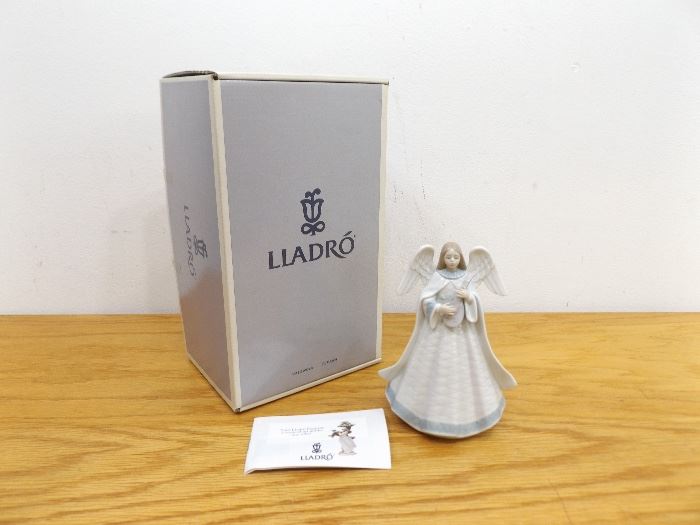 MINT LLADRO #5963 "Angelic Melody" Figurine in Original Box
