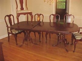 PENNSYLVANIA HOUSE – TABLE WITH 6 CHAIRS , TABLE OPEN TO BANQUET SIZE. NO ONE SCRTCH ON IT. IT IS JUST A BEAUTIFUL SET.