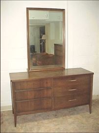 MIDCENTURY DRESSER MADE BY ( SAGA BY BROYHILL )