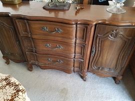 Vintage 3 drawere, 2 door buffet sideboard