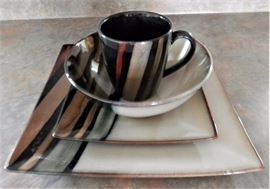 Service for 4 “Avanti Black” Dishes