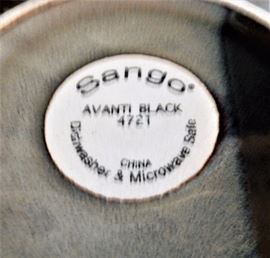 Service for 4 “Avanti Black” Dishes