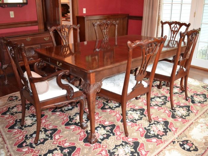 Hickory white Chippendale style banded mahogany dining table with pads and 6 chairs