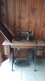 Antique Singer Sewing Machine. 