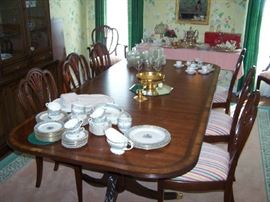 THOMASVILLE DINING TABLE/ 8 CHAIRS & SMALLS