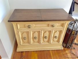 Side Cabinet with Expanding Top. 