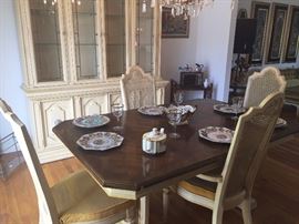 Nice table in good condition! Perfect for refinishing! 