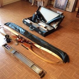  Two beautiful bows with arrows and accessories!