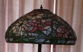 BEAUTIFUL TIFFANY STYLE LAMP WITH MARBLE ACCENT ON BASE