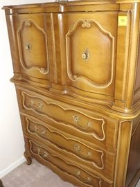 BEAUTIFUL LARGE SOLID WOOD DRESSER 
