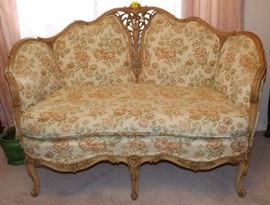 CLASSY LOVE SEAT IN VERY NICE CONDITION!