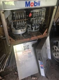 Mobil vintage gas pump