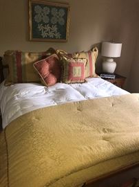 QUEEN SIZE BED- MATTRESSES/ FRAME AND BEDDING 