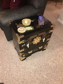 ORIENTAL STYLE SMALL SIDE CABINET WITH DOORS AND DRAWER
