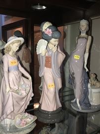 LARGE COLLECTION OF LLADRO FIGURINES