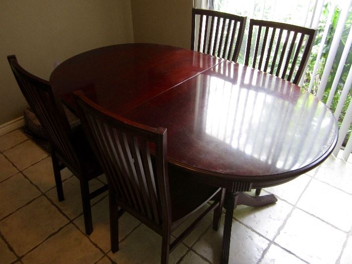 Duncan Phyfe dinning room table w/ 4 chairs