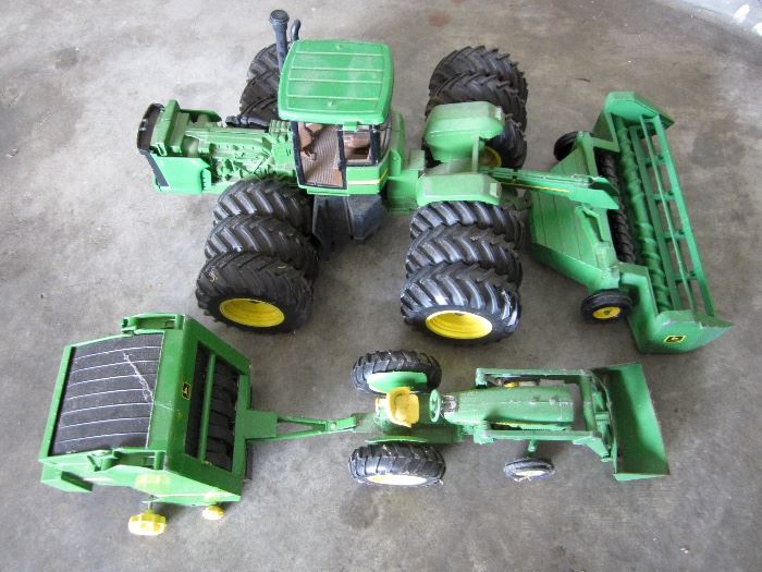 Collection of John Deere toys - 5 pieces total