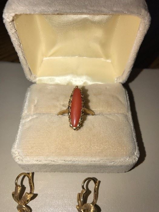 ANTIQUE 18K GOLD AND CORAL EARRINGS AND RING