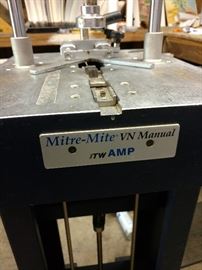 The Frame Assembling Mitre-Mite VN Manual has been realized to assemble any kind of frame.
The Mitre-Mite VN Manual being of simple construction and extremely easy to use, makes it possible to join with absolute precision any kind of moulding by means of special steel V-nails.
It uses V-Nails with the “pulling power” effect in different sizes