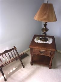 BROYHILL SIDE TABLE