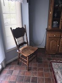 COUNTRY STYLE BLONDE OAK TABLE WITH CLAW FEET AND 6 CHAIRS