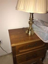 WOODEN NIGHTSTAND AND BRASS LAMP