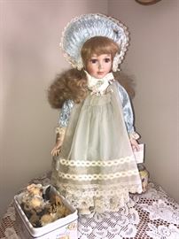 LARGE COLLECTION OF DOLLS