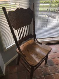 COUNTRY STYLE BLONDE OAK TABLE WITH CLAW FEET AND 6 CHAIRS