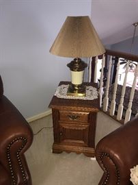 BROYHILL SIDE TABLE
