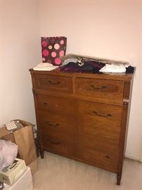 ANTIQUE CHEST OF DRAWERS