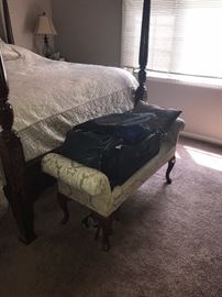 UPHOLSTERED BENCH WITH CURVED LEGS