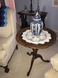 BEAUTIFUL ANTIQUE MAHOGANY ROUND PIE CRUST TABLE ON THREE LEGS