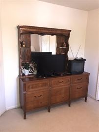 VINTAGE DRESSER WITH HUNTCH AND MIRROR