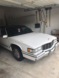 1993 CADILLAC FLEETWOOD 4 DOOR SEDAN-NEEDS REPAIRS TRANSMISSION IS SLIPPING