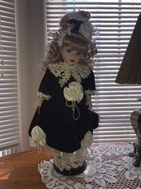 LARGE COLLECTION OF DOLLS