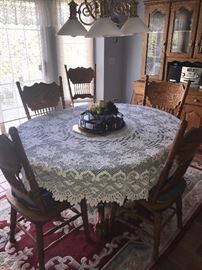 COUNTRY STYLE BLONDE OAK TABLE WITH CLAW FEET AND 6 CHAIRS