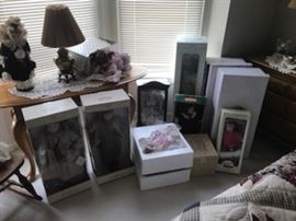 LARGE COLLECTION OF DOLLS