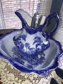 ANTIQUE BLUE WASHBOWL AND PITCHER SET