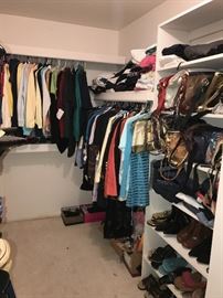 TONS OF WOMENS CLOTHING SIZE SMALL TO LARGE