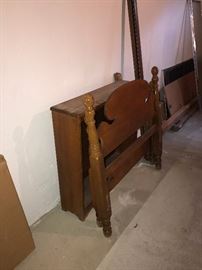 BLONDE WOODEN PINEAPPLE HEADBOARD